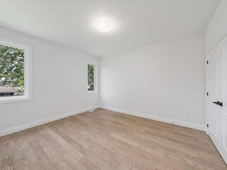 397 Victoria St — Photo 18