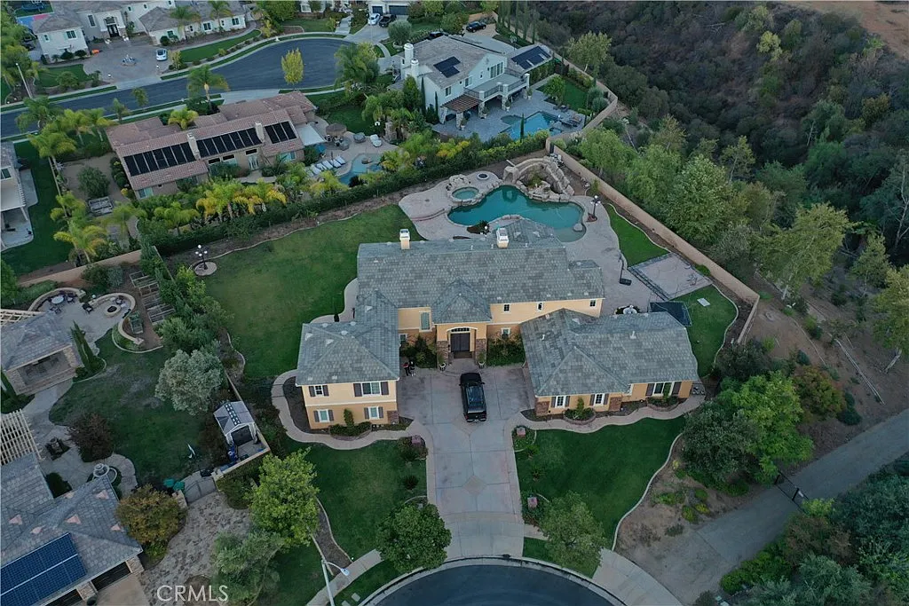 5 bed, 4.5 bath, 5317 sqft, $7,740 — Photo 4