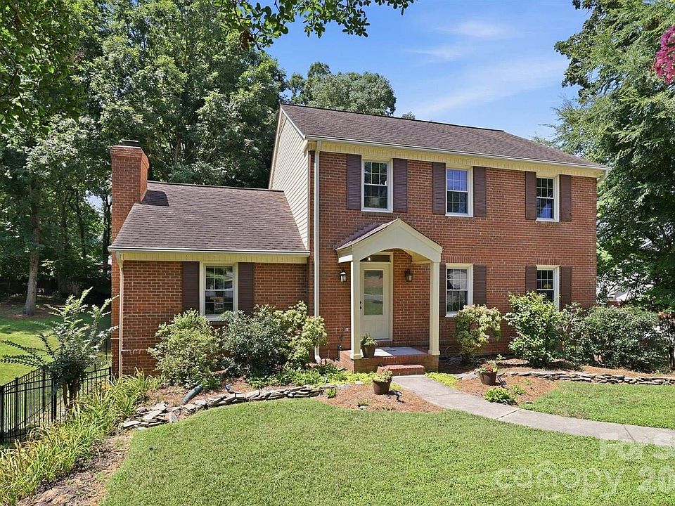 1st image of 340 Walnut Point Dr
