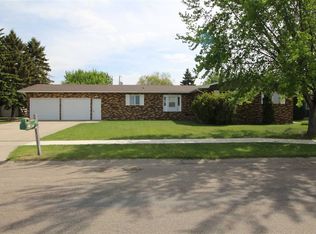 615 26th Ave NW, Minot, ND 58703