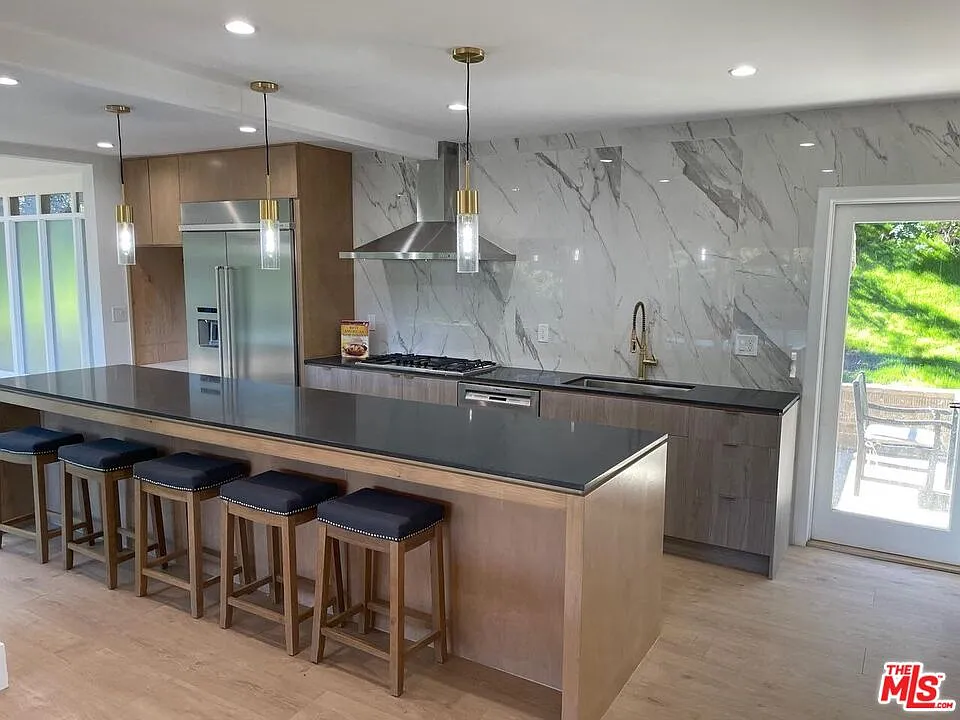4 bed, 4.0 bath, 2704 sqft, $12,900 — Photo 2