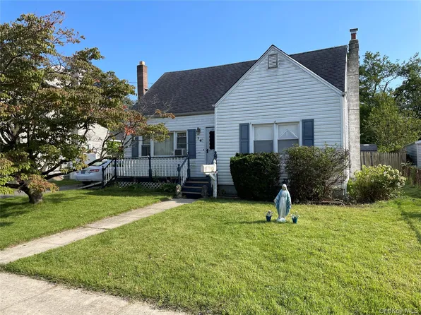 16 Heathcote Road, Lindenhurst, NY 11757