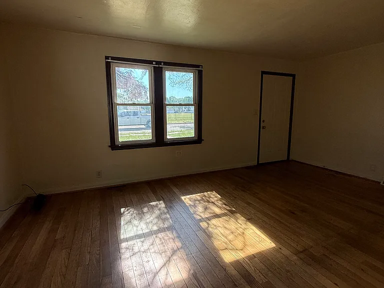 1760 Dewey Ave — Photo 3