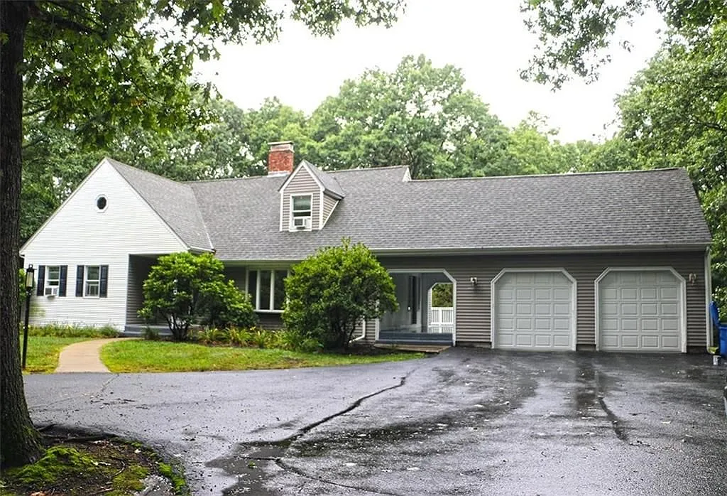 4 bed, 2.0 bath, 2524 sqft, $4,500 — Photo 1