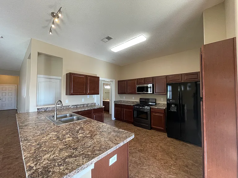 529 Minturn Ct NE — Photo 8