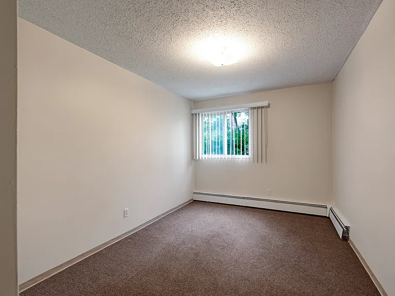 96 Grosvenor Blvd — Photo 13