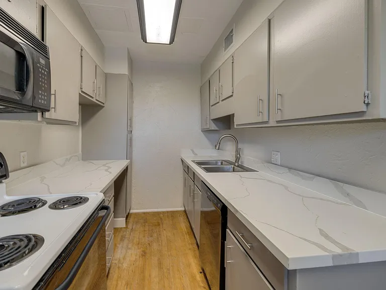 2516 N Hudson Ave #201 — Photo 9