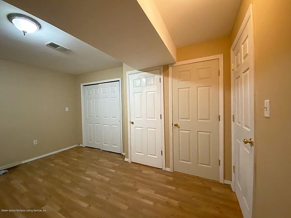 5th image of 586 Rockaway St