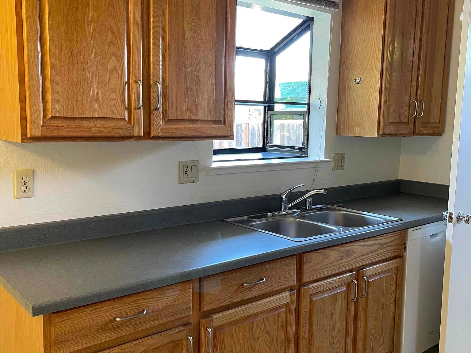 2 bed, 1.5 bath, 1289 sqft, $3,050 — Photo 2