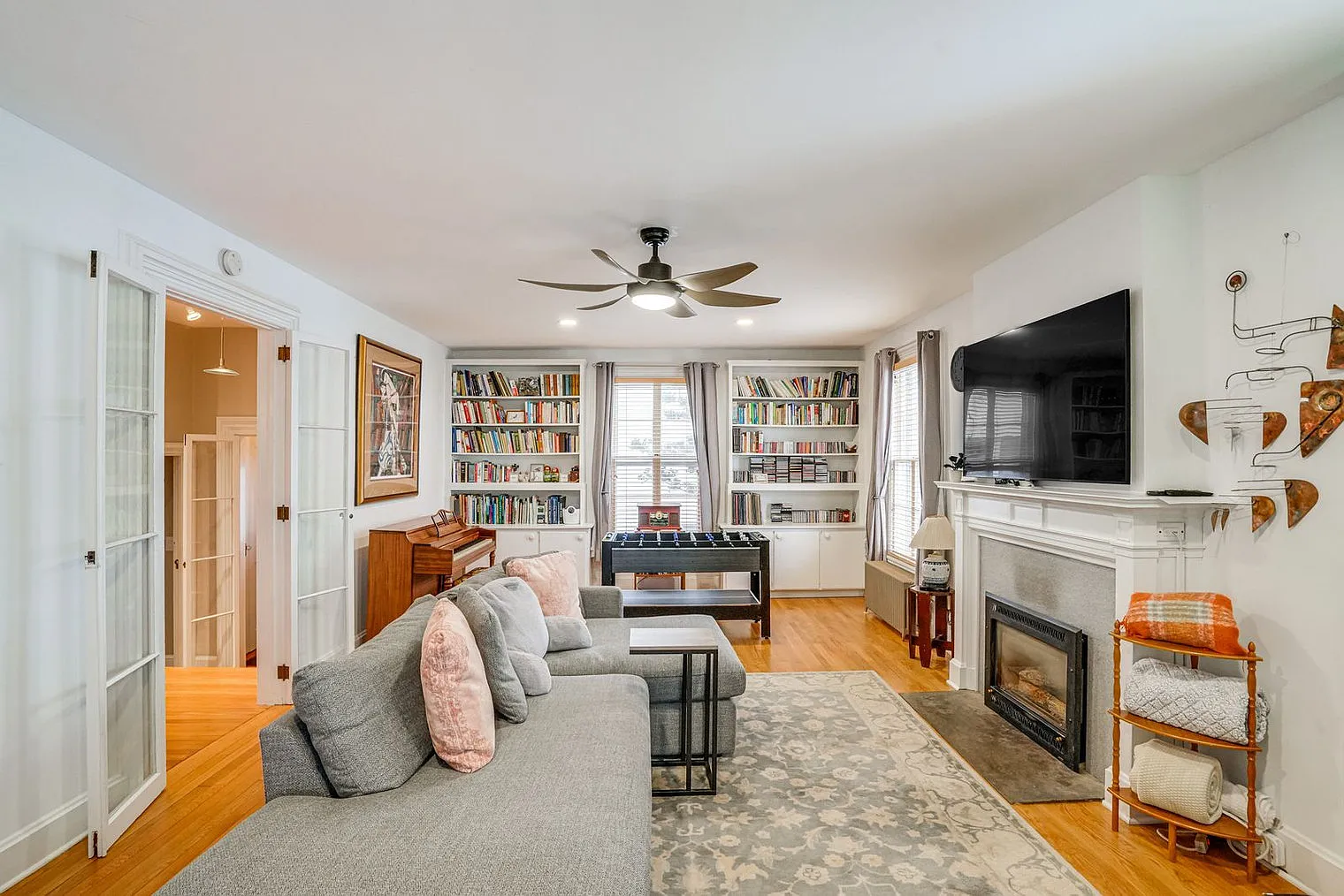 5 bed, 3.0 bath, 2712 sqft, $14,902 — Photo 1