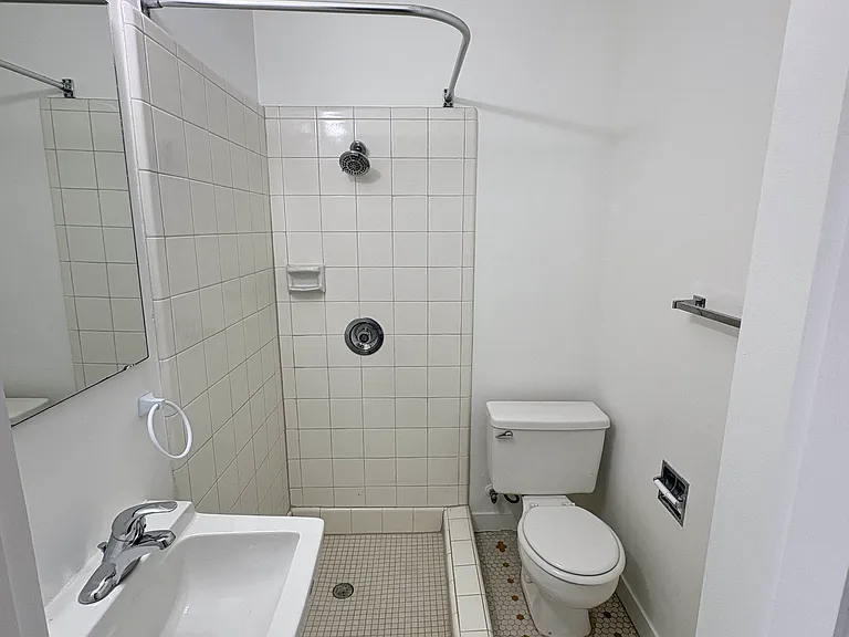 325 Summit Ave E #12 — Photo 8