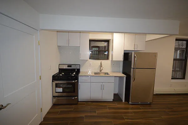 1019 Southern Blvd — Photo 2