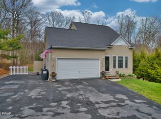 208 Vandermark Dr, Milford, PA 18337