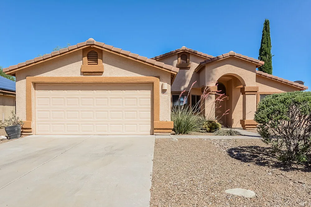 3 bed, 2.0 bath, 1350 sqft, $2,040 — Photo 1