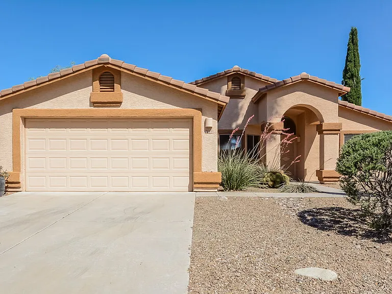 8506 N Sayante Way — Photo 1