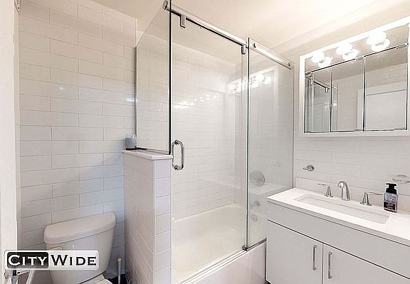 4th image of 137 E 38th St APT 9G