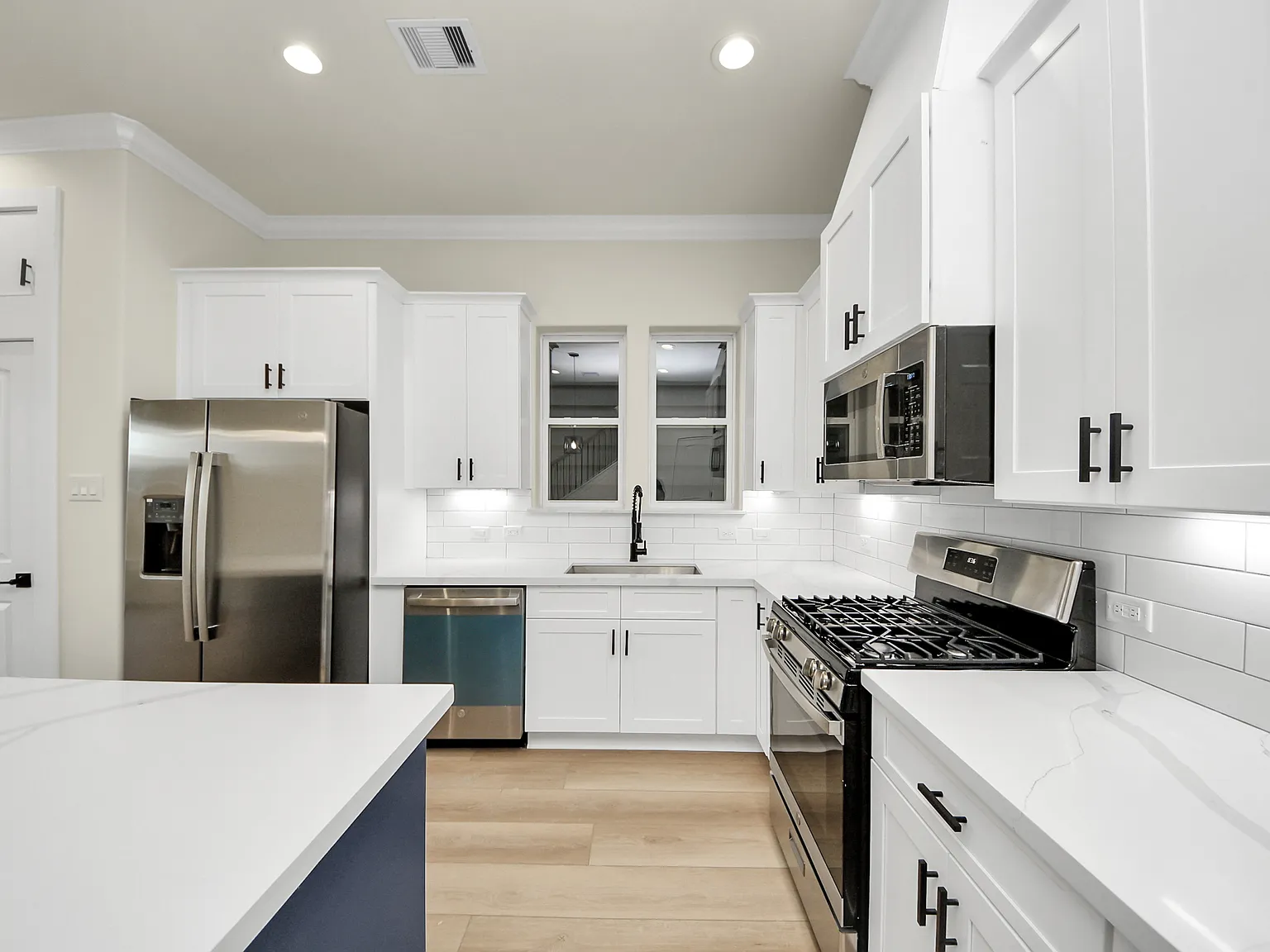 4 bed, 3.5 bath, 1975 sqft, $3,200 — Photo 2