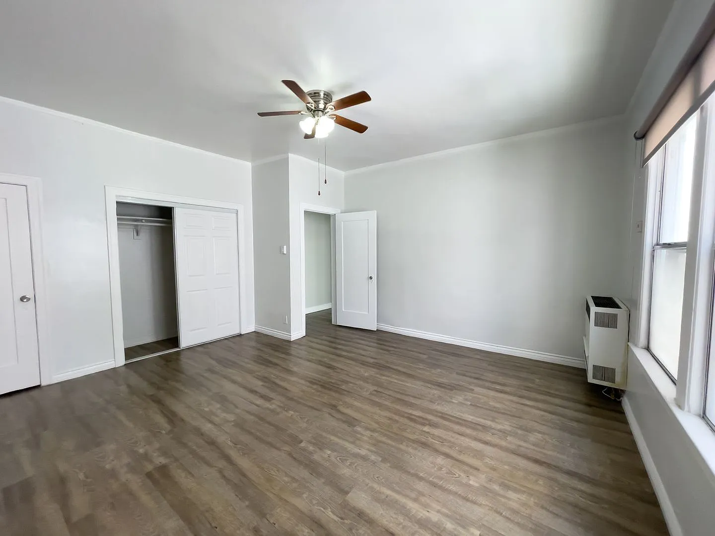 258 S Kenmore Ave — Photo 2