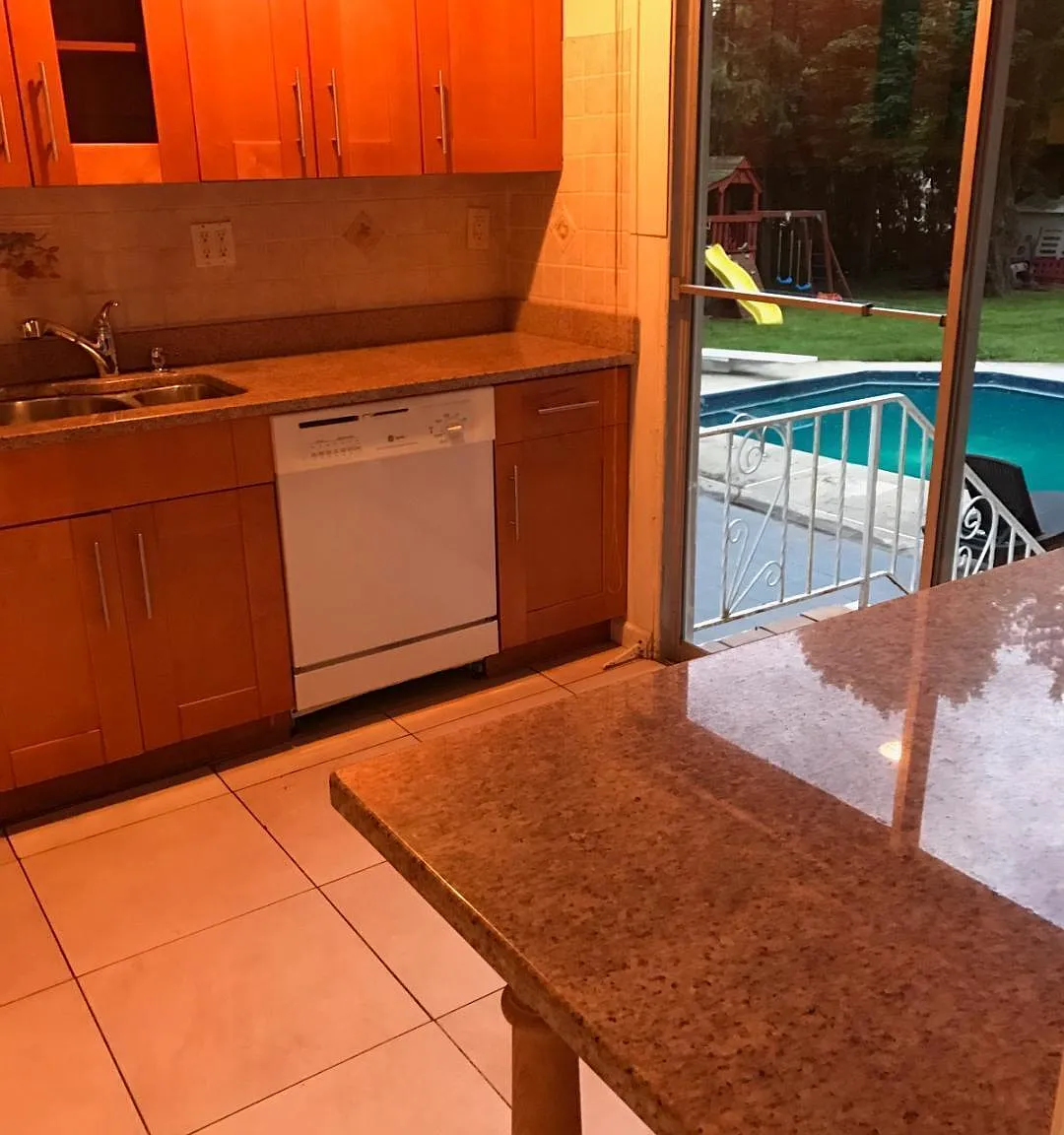 5 bed, 2338 sqft, $2,995 — Photo 3