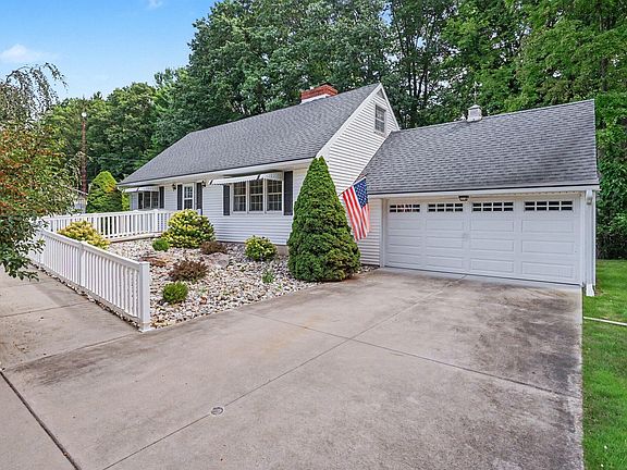 4th image of 926 Club View Dr
