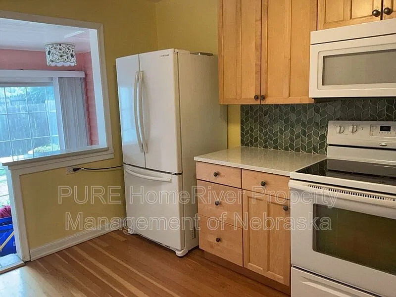 3 bed, 1.0 bath, 1298 sqft, $1,900 — Photo 3