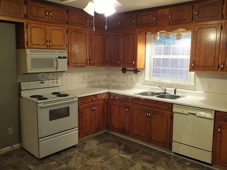 1918 Hermitage Dr — Photo 5