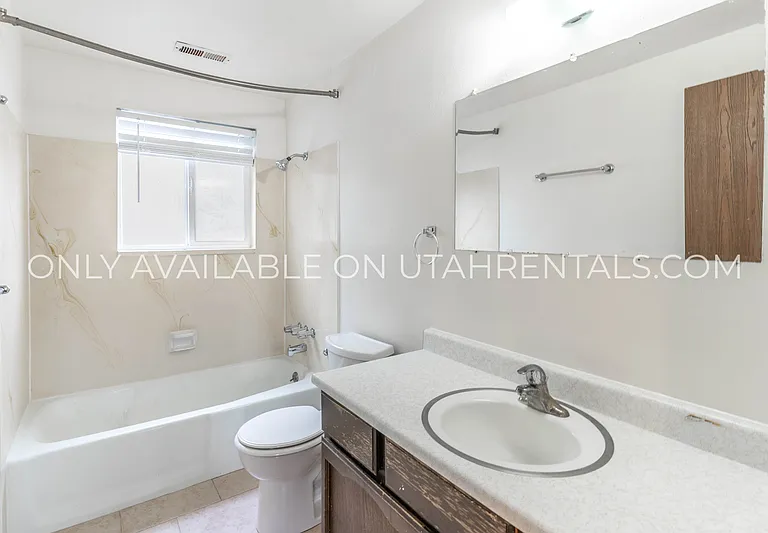 1036 S Virginia Cir — Photo 2