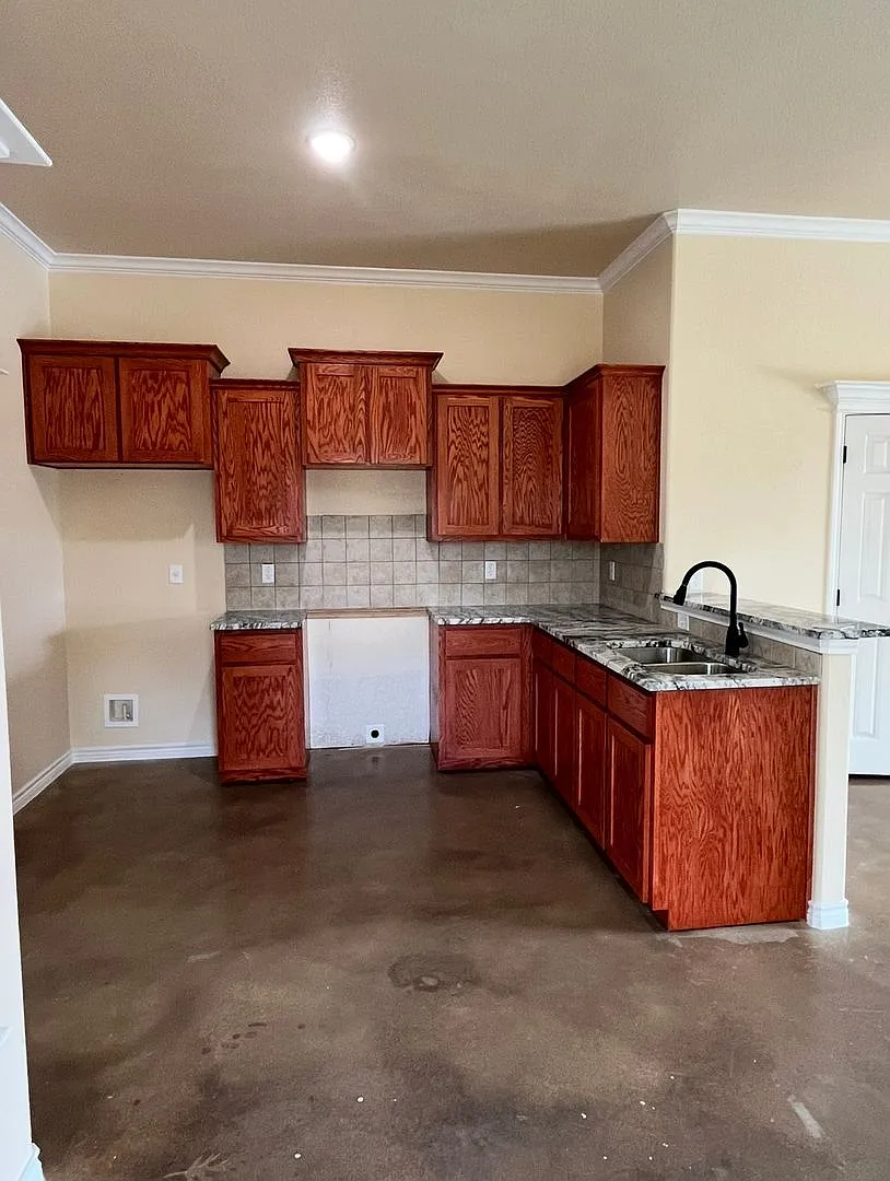 215 W Dunn Ave — Photo 3