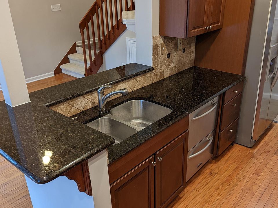 Granite countertops with stainless appliances, plenty of cabinet space