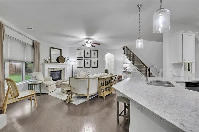 5 bed, 3.0 bath, 2807 sqft, $3,000 — Photo 2