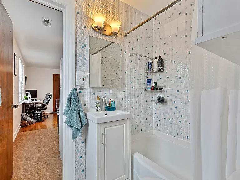 1746 W School St #2E — Photo 9