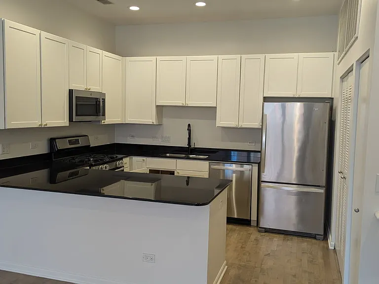 625 W Oak St #O — Photo 7