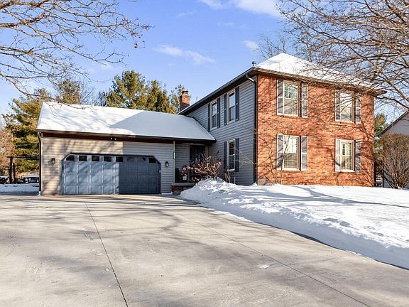 3rd image of 11584 Canterbury Ave NW