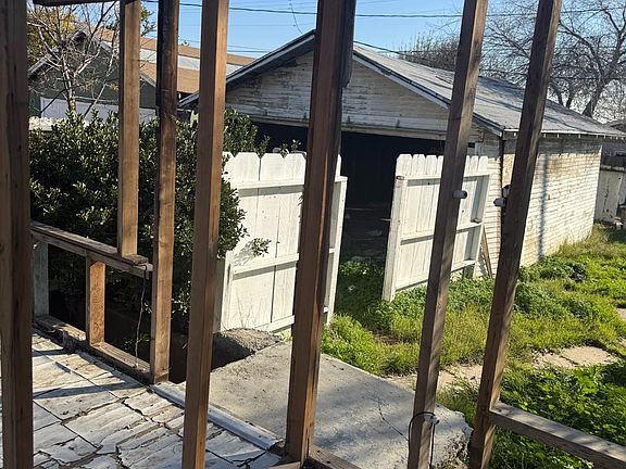 5th image of 208 E Merced St