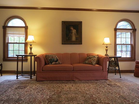 4th image of 702 Farr Ct