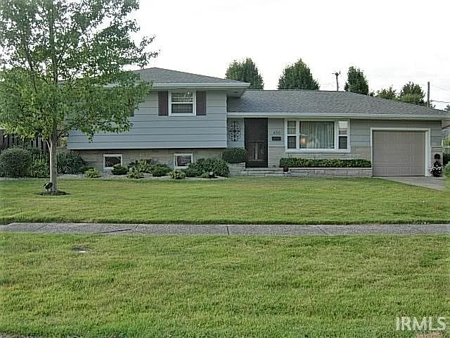450 NE D St photo 1