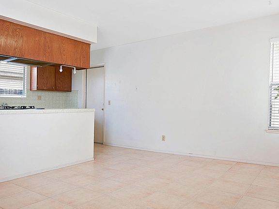 4th image of 2211 Beaufort Dr