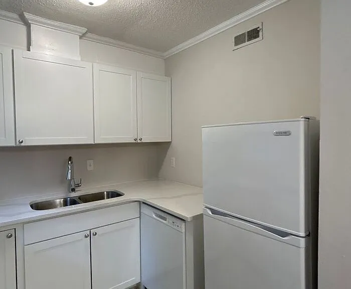 926 Hollywood St — Photo 5