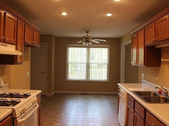 3rd image of 57 Tulip Dr