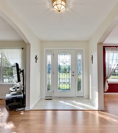 3rd image of 725 Trent Ln