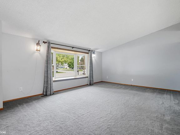 3rd image of 119 Centennial Dr