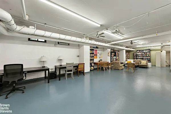 Building, photo 1