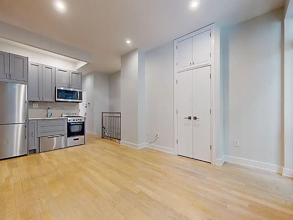 3rd image of 216 E 84th St #1D
