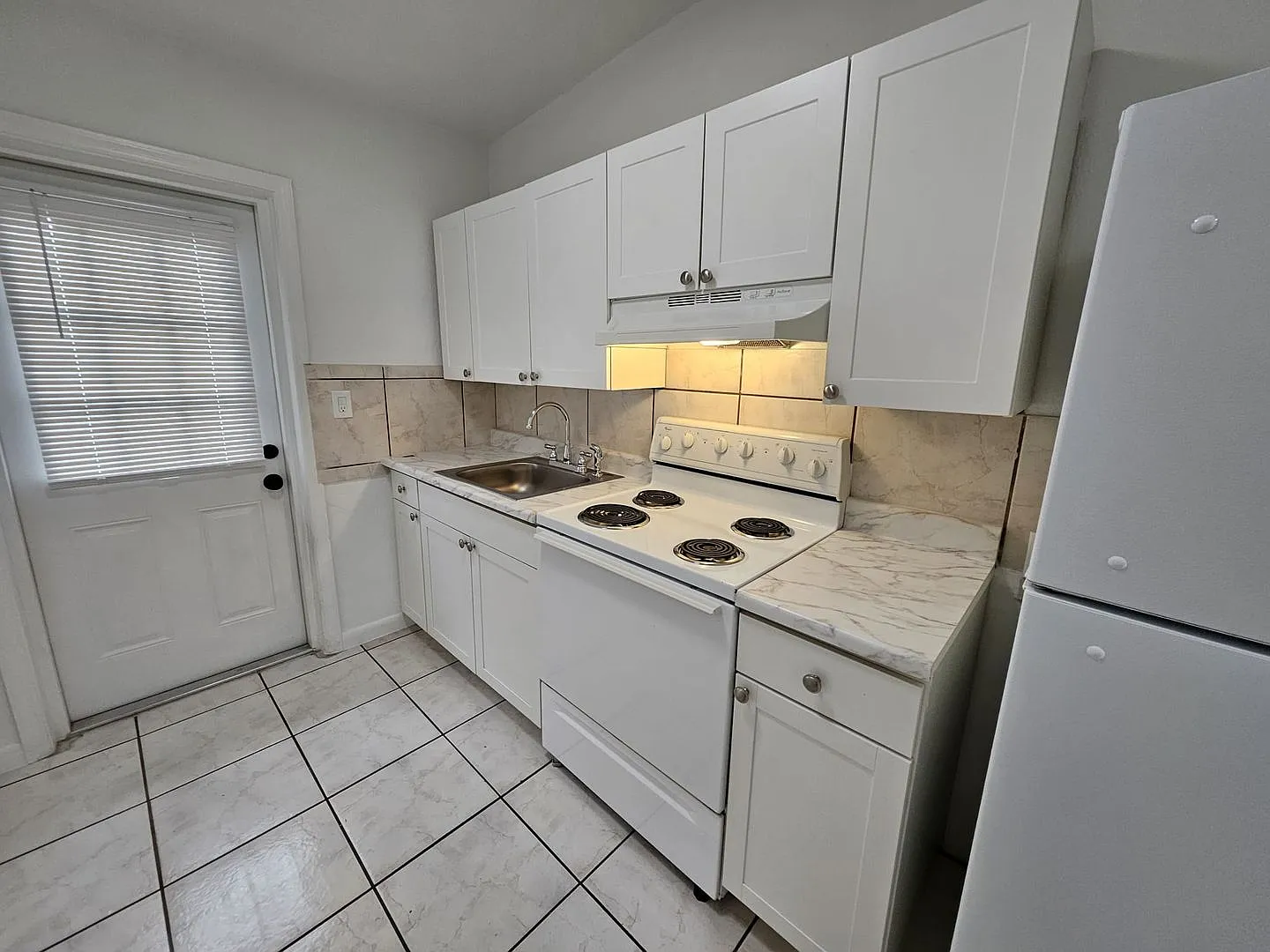 1100 NE 12th AVE — Photo 3