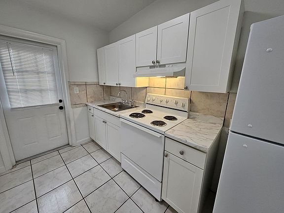 3rd image of 1100 NE 12th Ave APT 1