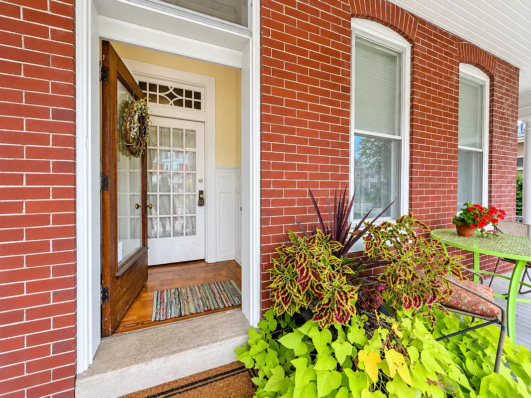 3 bed, 1.5 bath, 1192 sqft, $1,675 — Photo 2