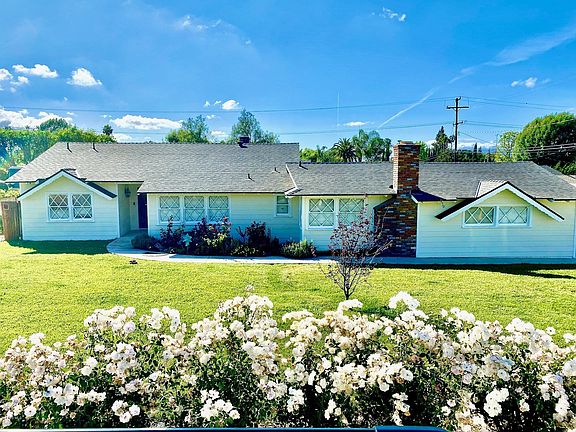 3rd image of 1371 Windsor Dr