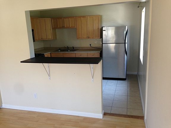 4th image of 3059 Hawthorn St