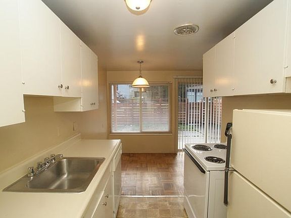 3rd image of 8401 Rainier Pl S APT 8