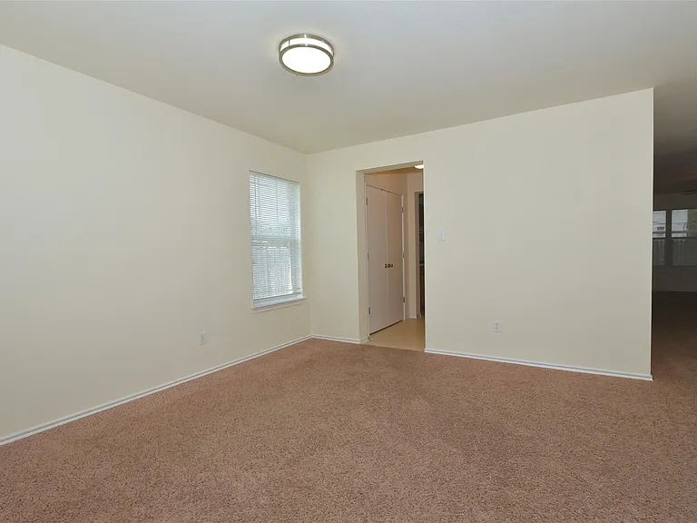 807 Estancia Way — Photo 2